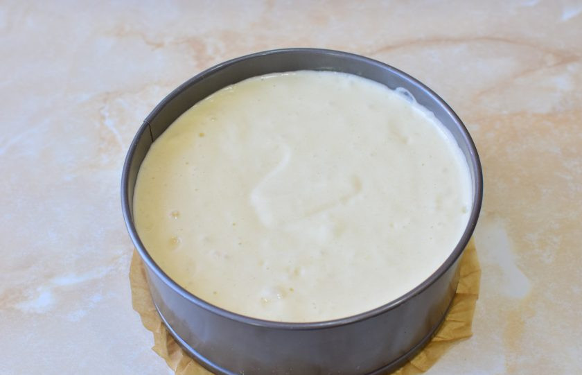 1. Этап. Торт с консервированными персиками и взбитыми сливками: Готовое тесто перелейте в форму для выпечки (16-18 см.) и поставьте в духовку, предварительно разогретую до 180 градусов, примерно на 40 минут. Ориентируйтесь по своей духовке.