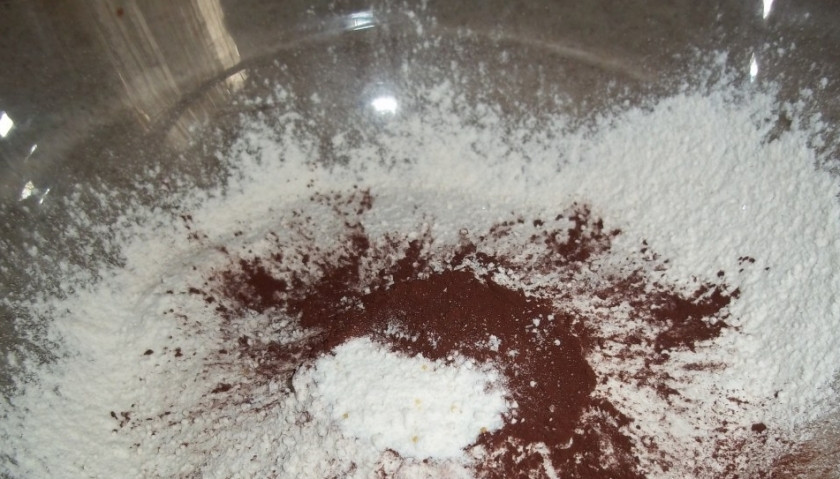 1. Этап. Фитнес-сырники с начинкой: 1. Смешаем отруби, муку, какао и измельченную овсянку. Сюда же добавим разрыхлитель. Перемешаем все качественно.