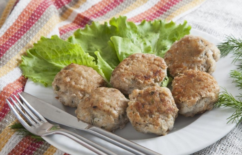 1. Этап. Котлеты из сома без запаха: Готовые котлеты из сома без запаха можете подать с овощами, они хороши как в горячем виде, так и в остывшем. Приятного аппетита!