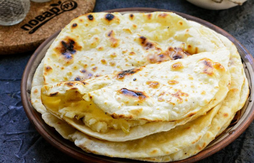 1. Этап. Кыстыбый с пюре: Лепешки складывайте пополам и готово.