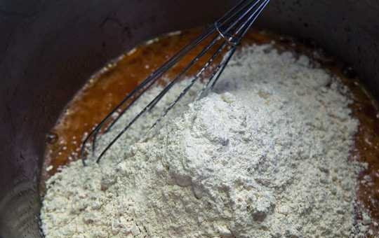 1. Этап. Рецепт Хвороста (классический без молока): 3. Небольшими порциями всыпайте просеянную муку.