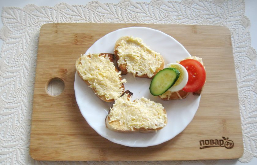 1. Этап. Бутерброды с яйцом и огурцом: Яйцо сварите вкрутую, охладите и очистите. Нарежьте кружками яйцо, огурец и помидор. Выложите на ломтики хлеба с сыром.