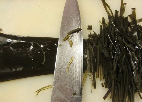 1. Этап. Салат из морской капусты и кальмаров: Нарезаем капусту тонкой соломкой.