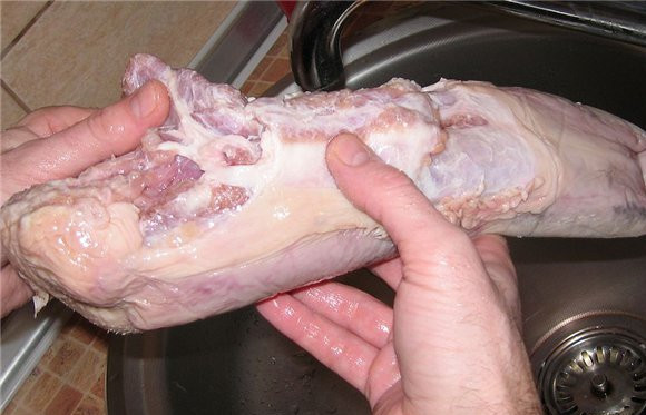 1. Этап. Бефстроганов из языка: 2. Предварительно моем язык и снимаем с него ненужный жир. Затем отправляем в холодную воду вариться.