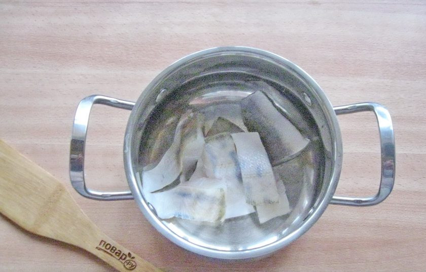 1. Этап. Солянка из судака: Выложите рыбу в кастрюлю.