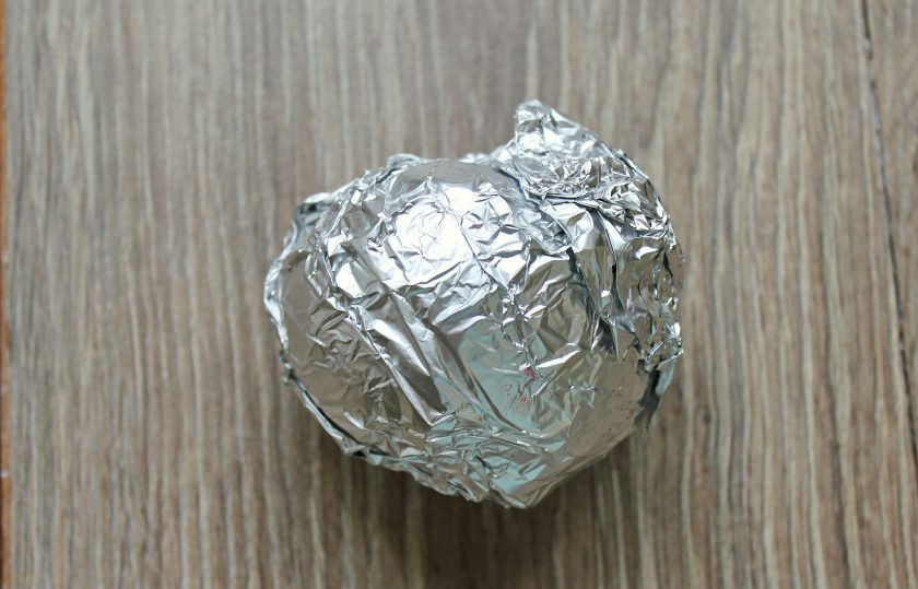 1. Этап. Салат с жареным сыром и свеклой: Свеклу хорошенько вымойте и заверните в фольгу. Выложите в миску для запекания, налейте немного воды и поставьте в горячую духовку. Запекайте при температуре 200 градусов в течение 40 минут. Спустя время извлеките готовую свеклу из духовки и остудите.