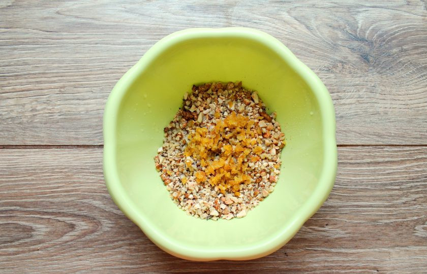 1. Этап. Щербет из сухофруктов и орехов: Лимон тщательно вымойте в горячей воде, вытрите и натрите цедру. Добавьте ее в миску с орехами.