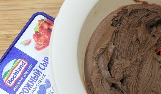 1. Этап. Пирожное Картошка по-новому: Влить в крем и взбить.