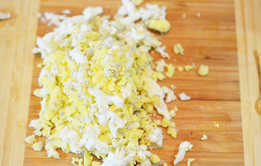 1. Этап. Праздничный салат Яркая фантазия: Яйца натрите на терке и выложите следующим слоем. Затем - немного майонеза.