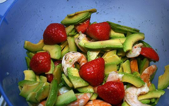 1. Этап. Cалат с креветками: Смешиваем клубнику, авокадо и приготовленные креветки. Заправляем смесью из оливкового масла, уксуса и сахара.