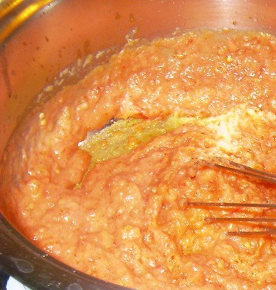 1. Этап. Суп в горшочке из хлеба: 3. Добавим тертые томаты.