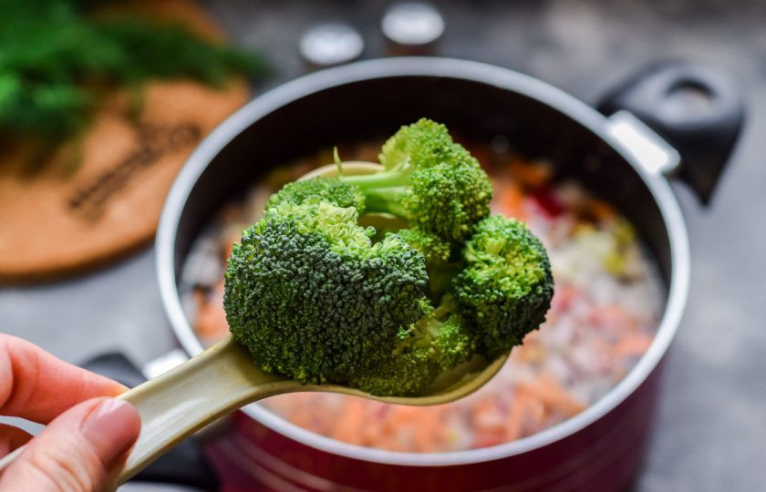 1. Этап. Суп с брокколи и кукурузой: Брокколи разберите на соцветия, добавьте в суп. Всыпьте специи по своему вкусу. Варите суп еще 5-6 минут.