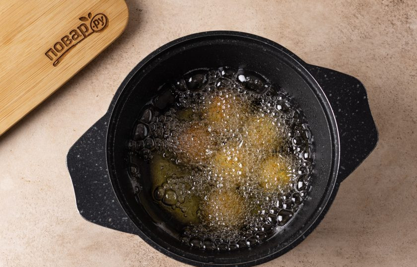 1. Этап. Фалафель в пите с салатом и помидором: Разогрейте растительное масло в кастрюле с толстым дном или сковороде. Опустите шарики фалафеля в кипящее масло и обжарьте до легкого золотистого цвета.