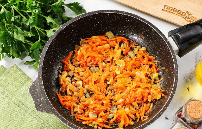 1. Этап. Суп с килькой в томате с вермишелью: В сковороде разогрейте небольшое количество растительного масла. Лук нарубите мелко, а морковку натрите на крупной тёрке. Как вариант морковь можно измельчить тонкими кружочками или полукружьями. Отправьте лук с морковкой обжариваться. Помешивая, готовьте на сильном огне до желаемой степени готовности.