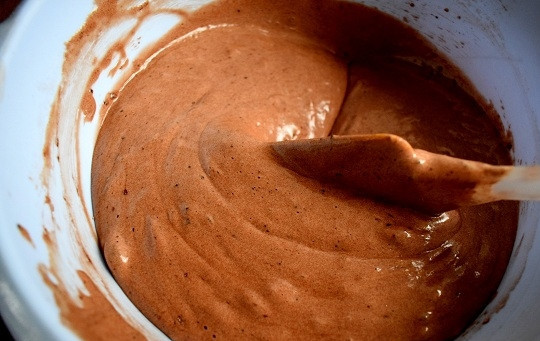 1. Этап. Бисквитный торт с творожным кремом: Постепенно введите муку в яичную смесь, перемешивая с помощью лопатки, двигаясь снизу вверх.