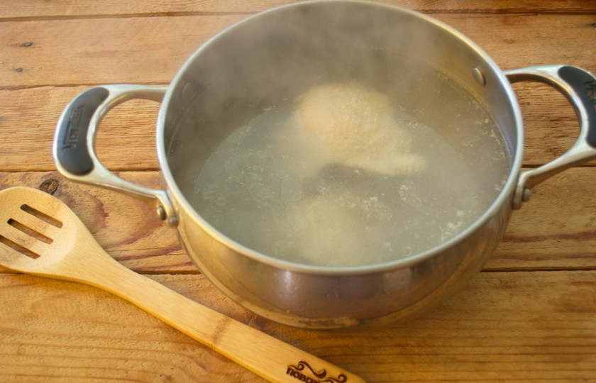 1. Этап. Борщ куриный: Пока бульон варится, обжарьте лук. Добавьте морковь, затем — свеклу и томат. Тушите до готовности.