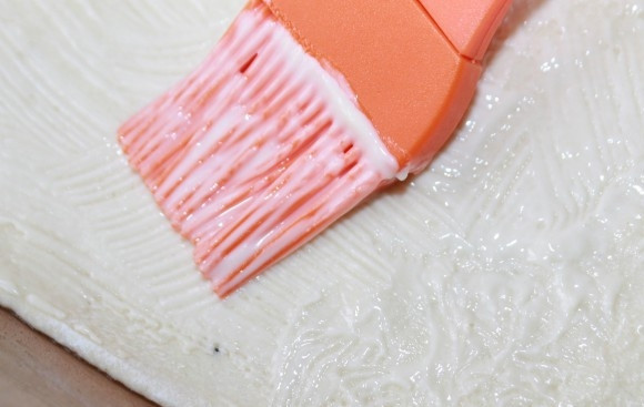 1. Этап. Закусочный сырный пирог: 6. Смажьте его маслом.