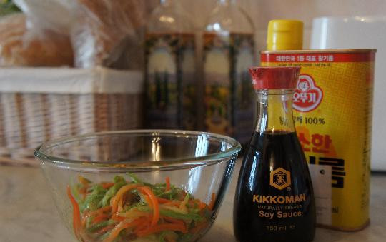 1. Этап. Палтус в духовке: Обжаренные овощи заправляем кунжутным маслом и соевым соусом.