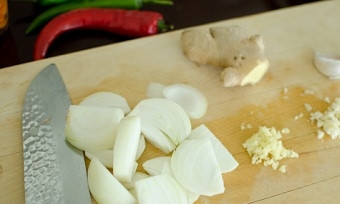 1. Этап. Рыбный суп из скумбрии: Лук, чеснок и имбирь почистите от кожуры. Лук порежьте тонкими полукольцами, чеснок и имбирь мелко нашинкуйте.