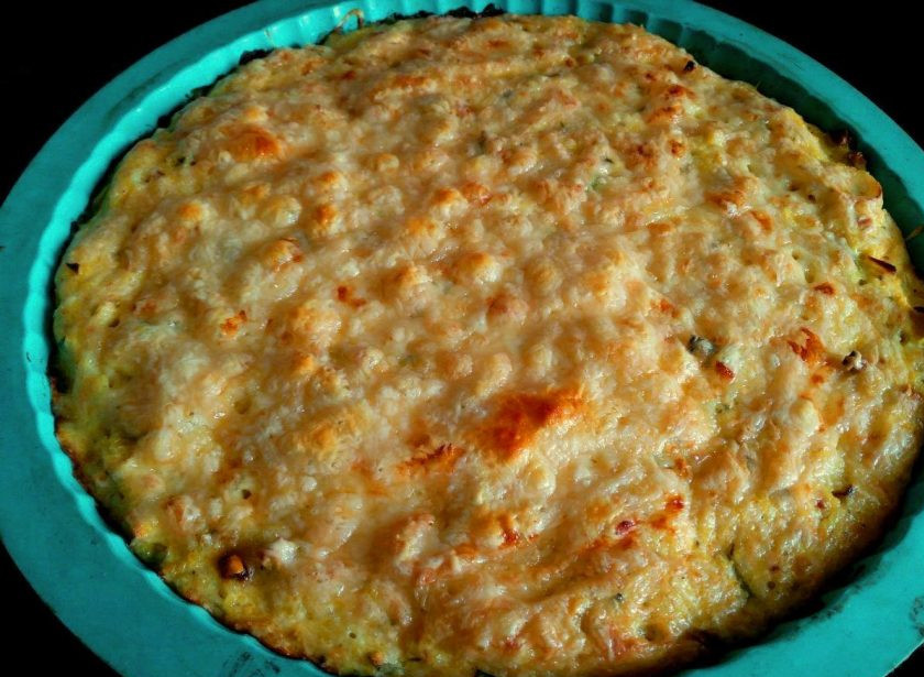 1. Этап. Кукурузно-сырная запеканка: На поверхности готовой кукурузно-сырной запеканки появится золотистая корочка. Подавать это блюдо можно как в горячем, так и в холодном виде.