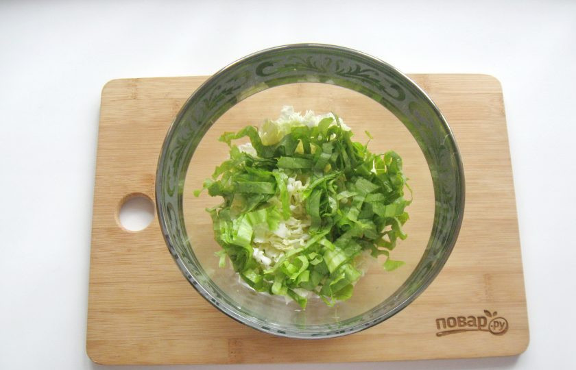 1. Этап. Постный салат из пекинской капусты: Листовой салат также нарежьте соломкой.