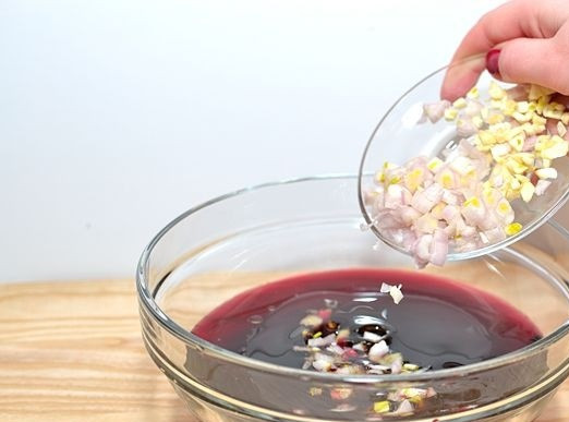 1. Этап. Быстрый маринад для свинины: 3. Луковицу очистить и нарезать мелким кубиком. Чеснок измельчить ножом или пропустить через пресс.