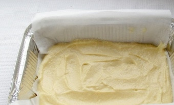 1. Этап. Пляцок: Форму для выпечки застелите пергаментной бумагой. Влейте слой белого теста.