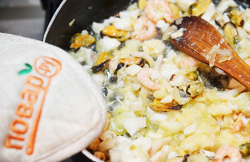 1. Этап. Чилийское чупе: Добавьте все предварительно размороженные морепродукты, и всю предварительно нарезанную рыбу. Обжаривайте всё минут 7.