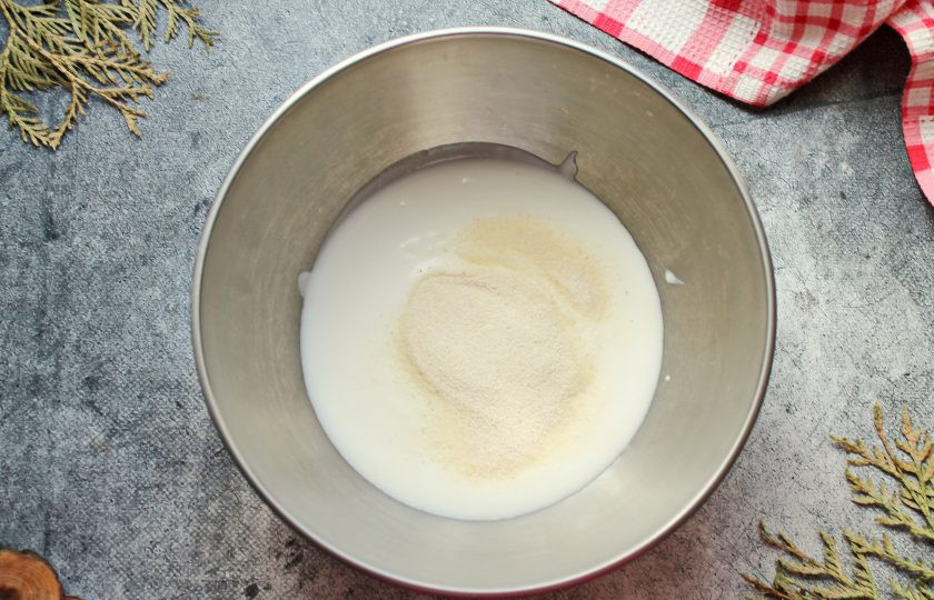 1. Этап. Пирог на кефире с черникой: В миску налейте кефир, всыпьте манку и перемешайте.