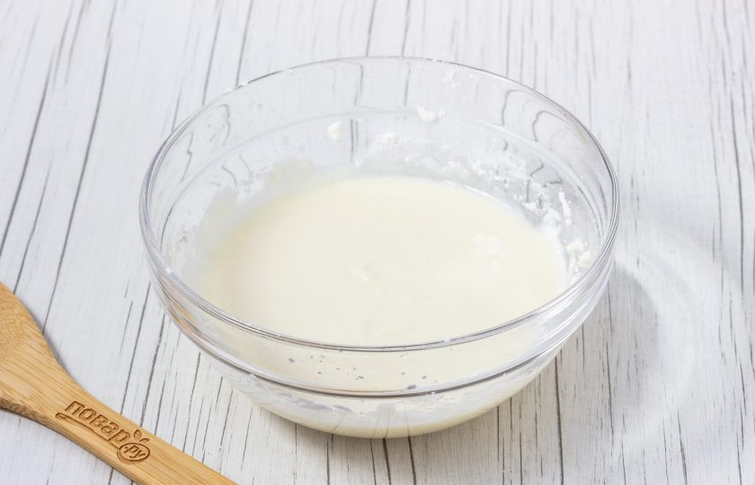 1. Этап. Шоколадный бисквитный рулет: Маскарпоне взбейте с сахарной пудрой.