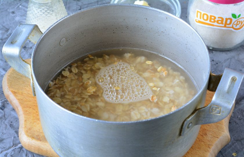 1. Этап. Овсяная каша с дыней: В кипящую воду всыпьте щепотку соли.