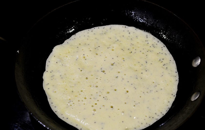 1. Этап. Тонкие блины с маком: Выливайте немного теста на сковороду, смазанную маслом и обжаривайте блинчики с двух сторон.