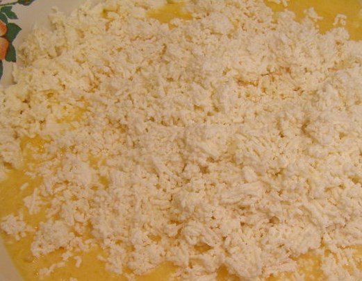 1. Этап. Творожные шарики, жареные в масле: Добавляем в массу творог.