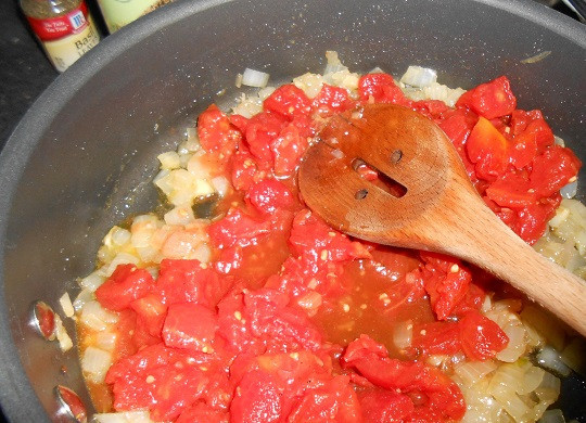 1. Этап. Лазанья с креветками: 3. Тем временем вымыть, очистить от кожицы и нарезать небольшими кусочками помидоры. Отправить на сковороду к луку. При желании в рецепт приготовления лазаньи с креветками можно использовать и готовый томатный соус.