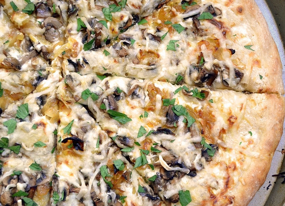 1. Этап. Пицца со сливочным соусом: 13. Готовую пиццу порежьте кусочками и подавайте к столу.