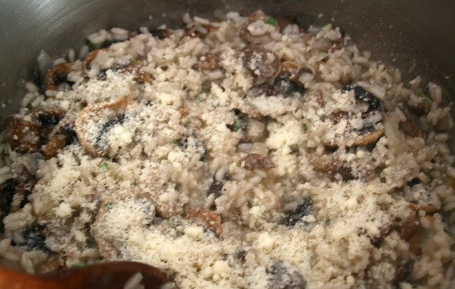 1. Этап. Ризотто с шампиньонами и сливками: Также кладем тертый Пармезан и 25 грамм сливочного масла. Тщательно все перемешиваем и даем постоять под крышкой пару минут.