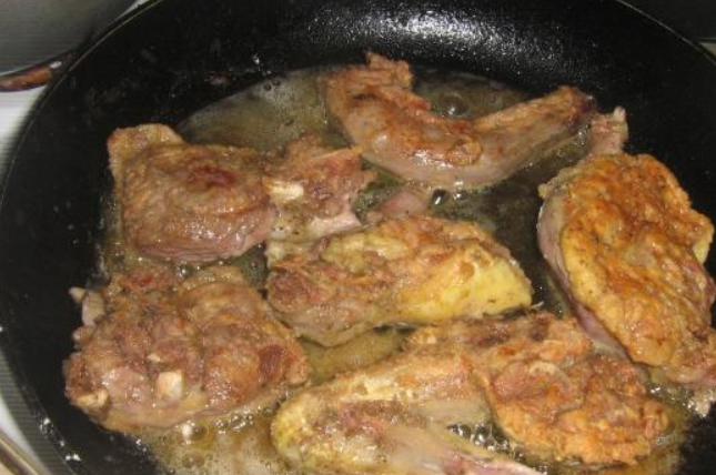 1. Этап. Утка кусочками в мультиварке: Обжариваем мясо с двух сторон до золотистой корочки.