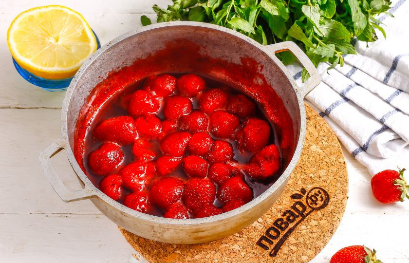 1. Этап. Клубничное варенье с пектином: Готовое варенье можно сразу закатать в простерилизованные банки либо остудить для подачи к столу.