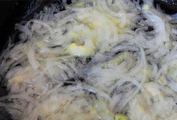 1. Этап. Салат из капусты по-корейски: 4. Нарезанный репчатый лук спассеруйте в растительном масле на хорошо разогретой сковороде до золотистого цвета.