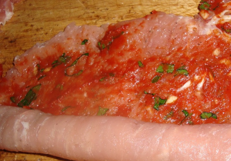 1. Этап. Рулет из баранины: Мясо порежьте тонкими пластами и хорошо отбейте. Посолите, поперчите. Первый кусок смажьте смесью с томатной пастой и плотно заверните в виде рулета.