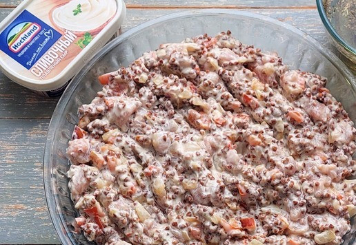 1. Этап. Сливочная гречка с курицей в духовке: Переложить всё в форму для запекания.