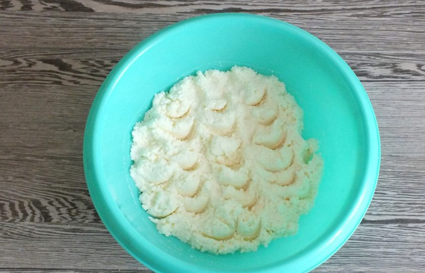 1. Этап. Сочни на маргарине: Перемешайте энергично ложкой, до однородного состояния.