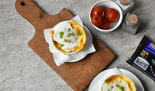 1. Этап. Быстрые чашки с яйцом и сыром: 5. Поставьте формочки в микроволновку под крышку с открытым клапаном, чтобы пар мог свободно выходить. В таком случае желток прекрасно приготовится, не взорвавшись. Готовьте при мощности 800 Вт в течении 2 с половиной минут. Дайте постоять в микро еще минутку и можно подавать. Если у вашей микроволновки другая мощность, подкорректируйте время. Всегда лучше начать с меньшего и добавить по необходимости. Можно запечь чашки и в духовке, при 160 градусов минут 7. Ориентируйтесь по своей технике и готовности желтка.