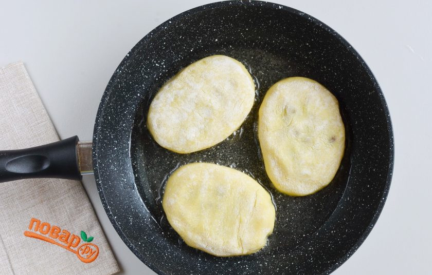 1. Этап. Фаршированные картофельные оладьи: Очень хорошо разогрейте растительное масло в сковороде, обжаривайте оладьи партиями на большом огне до появления золотистой корочки.