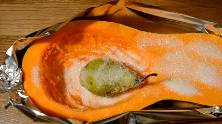 1. Этап. Простой десерт из запеченной тыквы: 3. Моем груши, посыпаем их сахаром и выкладываем внутрь одной половинки тыквы, отправляем в духовку.