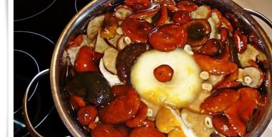 1. Этап. Волнушки в кляре: 3. Отварим сначала просто грибы в соленой воде до полуготовности.