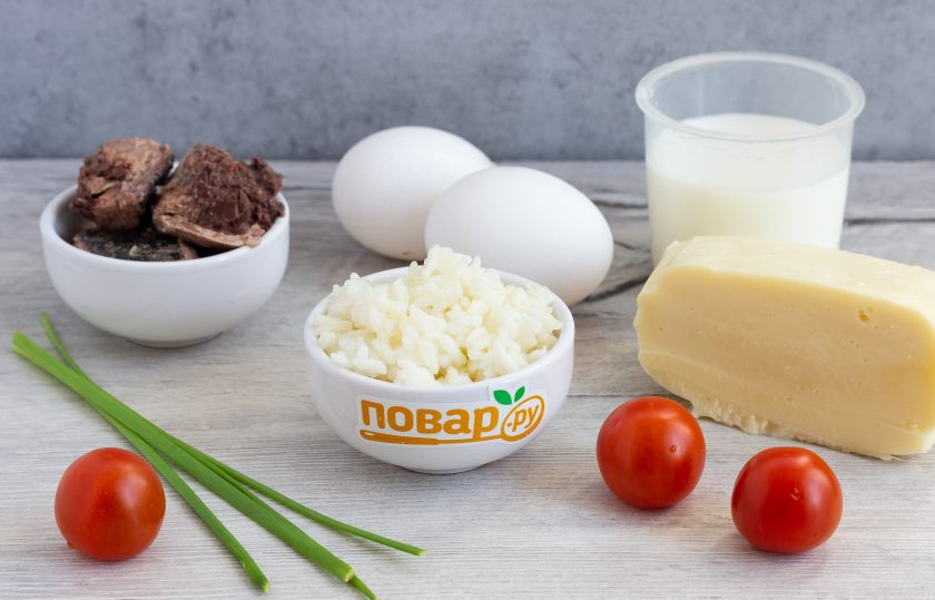 1. Этап. Запеканка с тунцом под сырной корочкой: Подготовьте все необходимые ингредиенты. Тунец нам понадобится без рассола. Рис заранее отварите в подсоленной воде.