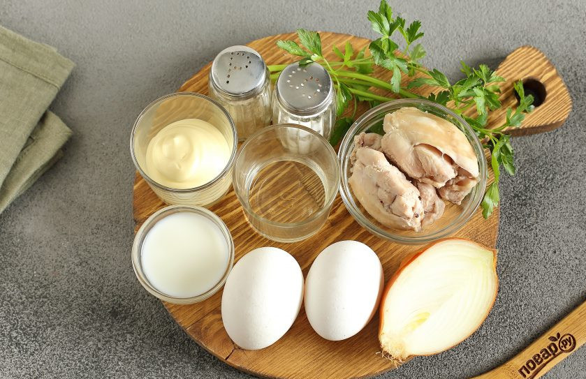 1. Этап. Салат с курицей и яйцами: Подготовьте все ингредиенты. Куриное филе заранее отварите и дайте остыть.