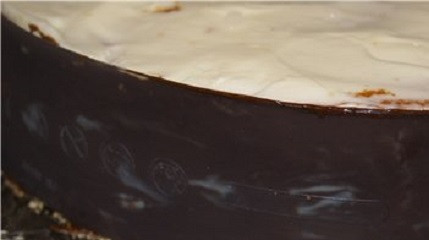 1. Этап. Торт Шифон: 13. Сверху поместить бисквитные коржи и отправить тортик в холодильник на часик. Затем приготовить шоколадную глазурь и смазать ее бока торта. Верх также можно оформить глазурью либо присыпать какао.