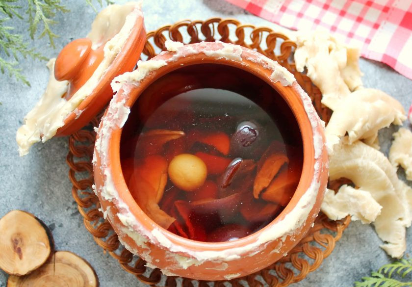 1. Этап. Варенуха: Достаньте горшочек с варенухой, удалите тесто и процедите напиток.